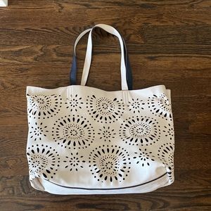 Reversible white/navy tote